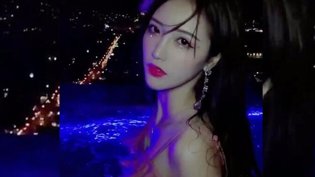 泳池嬉戏意外扯落比基尼，惊呆全场成全三年全集免费看在线观看