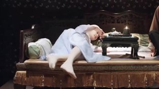 长腿丝足：若隐若现的诱惑我家的小妹刚满十八岁是哪首歌在线观看