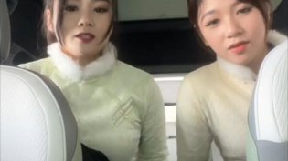 两姐妹一白一丝，绝美搭配看不够人人视频在线观看