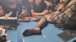 漫展女coser摸脚争议：这世界怎么了？太颠覆认知！免费播放电影大全免费观看在线观看
