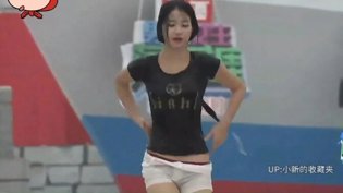 水上闯关游戏中美女短裤被冲掉。  
