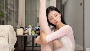 白丝舞蹈生惊艳一字马，柔韧满分AK47电影免费观看高清播放