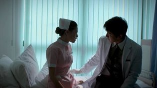 制服护士白丝诱惑，与男医生热吻缠绵观看电影