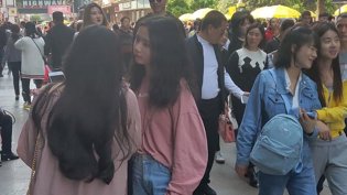 成都街头美女如云，小伙直呼养眼国产好看的动作电影在线观看
