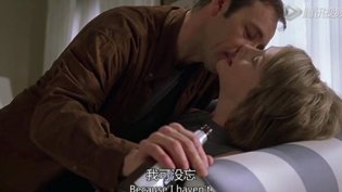 沙发湿吻撩人，老夫老妻疯狂互撩华丽的外出2025在线观看