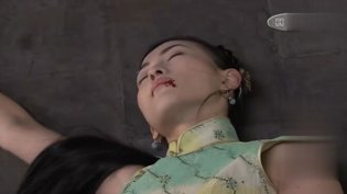 可爱美女逃命瞬间，一枪毙命太震撼欧美mv与日韩mv的对比?在线观看