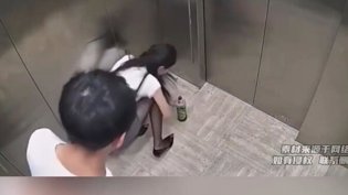 监控下美女醉倒电梯,黑丝惊艳全场哔哩哔哩高清免费观看老狼电影