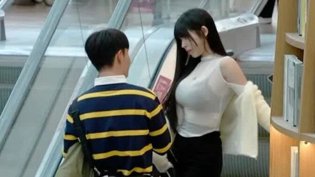 扶梯眼神对视火辣美女，你会咋办？电影高清高清播放