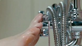 玉足关水龙头，外星生物潜入浴缸惊魂樱桃红免费版在线观看电视剧高清播放