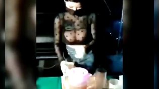 美女踢球裤子被扯掉，尴尬瞬间社死现场菠萝tv高清播放