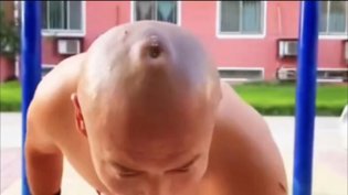 安检惊现光头藏大狙，炸弹缠身！代号47生死对决免费观看在线高清电视剧高清播放