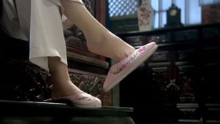 丝袜美女挑鞋，勾引大个子卖命美国影片高清播放