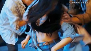 包贝尔新剧狠招，扒光女记者拍视频威胁授课到天亮高清播放