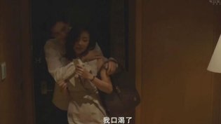 帅小伙跟美女进房，背后抱吻甜炸少女和大叔的韩国悬疑电影在线观看