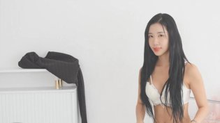 美女现场换装，白色内衣配短裙，性感满分电影多多在线观看