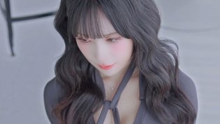 灰色包臀裙勾勒完美曲线，HEEsol穿搭太绝了八度电影网高清播放