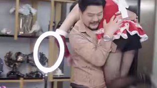 女网红黑丝兔女郎被扛肩，U盘之谜免费看美国影片在线观看